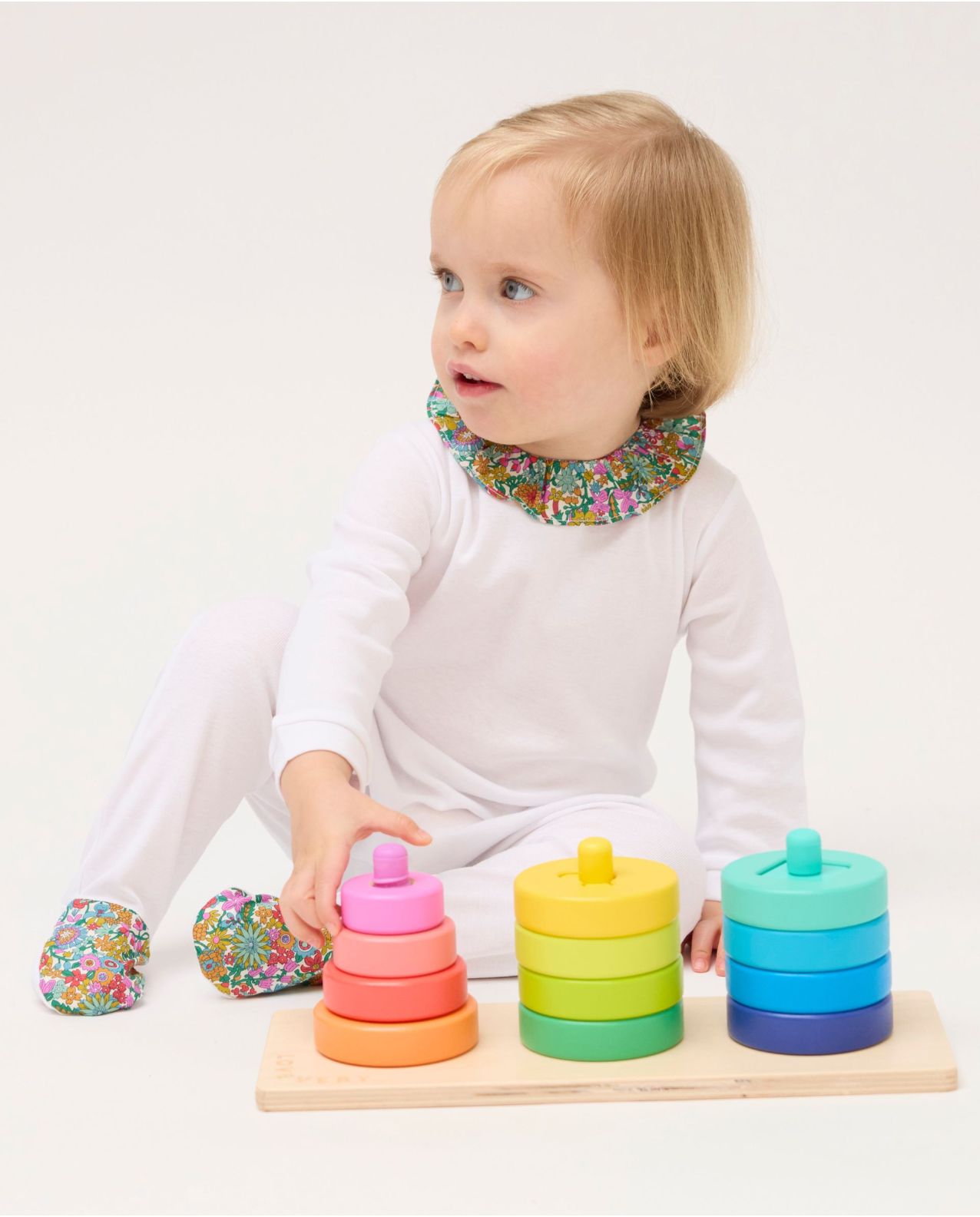 Dors bien blanc col volanté et pieds en tissu Liberty June Blossom