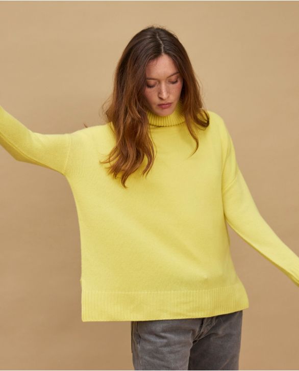 Pull col roulé ample jaune 100% cachemire