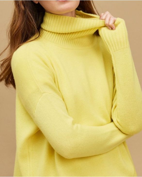Pull col roulé ample jaune 100% cachemire