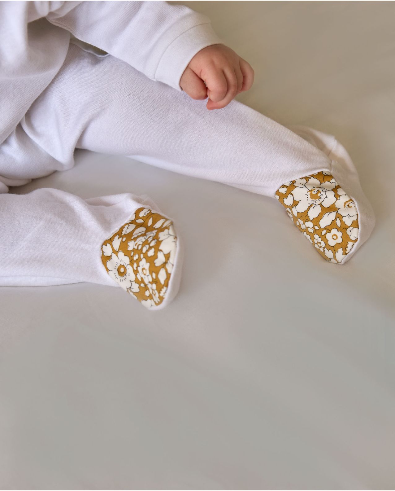 Dors bien blanc coton col volanté et pieds en tissu Liberty Betsy Boo