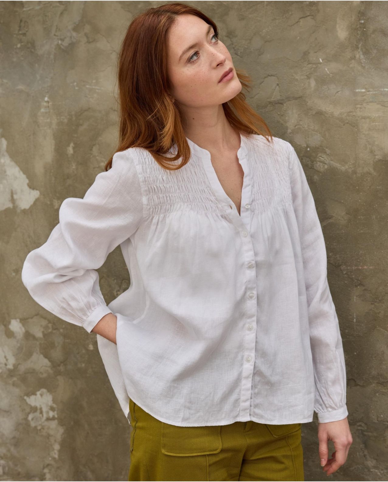 Blouse plastron smocké lin blanc