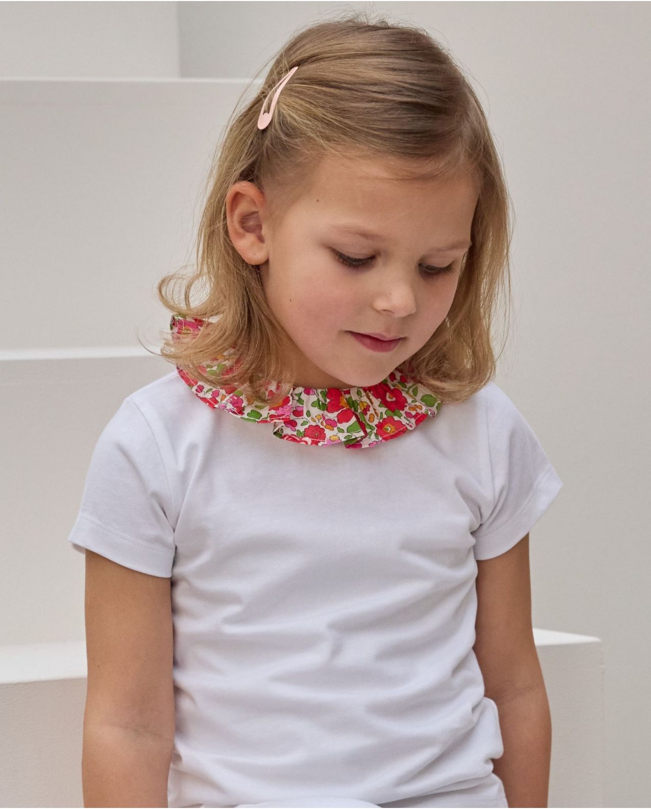 T-shirt blanc col volanté en tissu Liberty Betsy