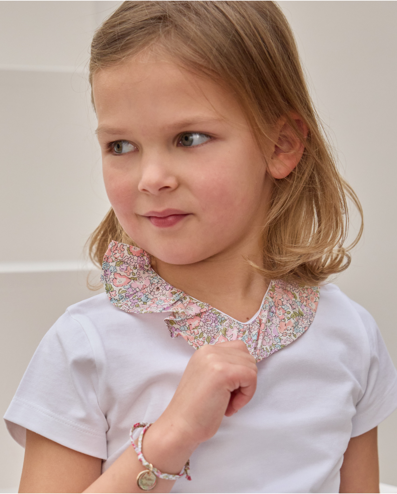 T-shirt blanc col volanté en tissu Liberty Michelle