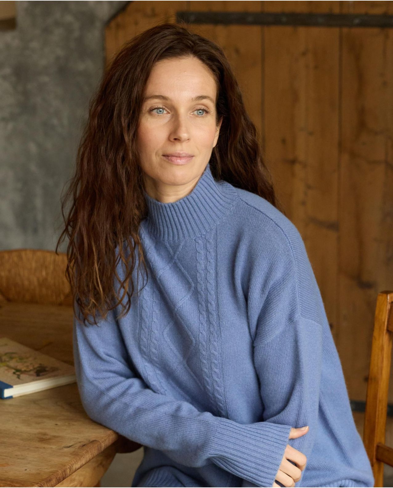 Pull col montant torsade bleu lavande 100% cachemire