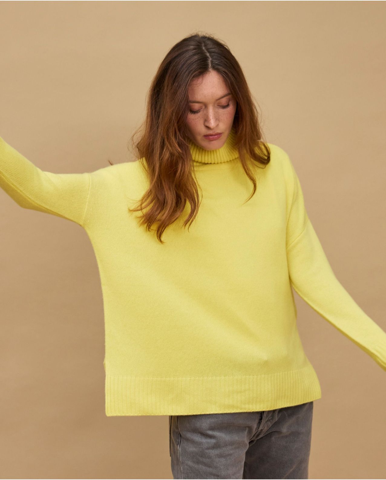 Pull col roulé ample jaune 100% cachemire