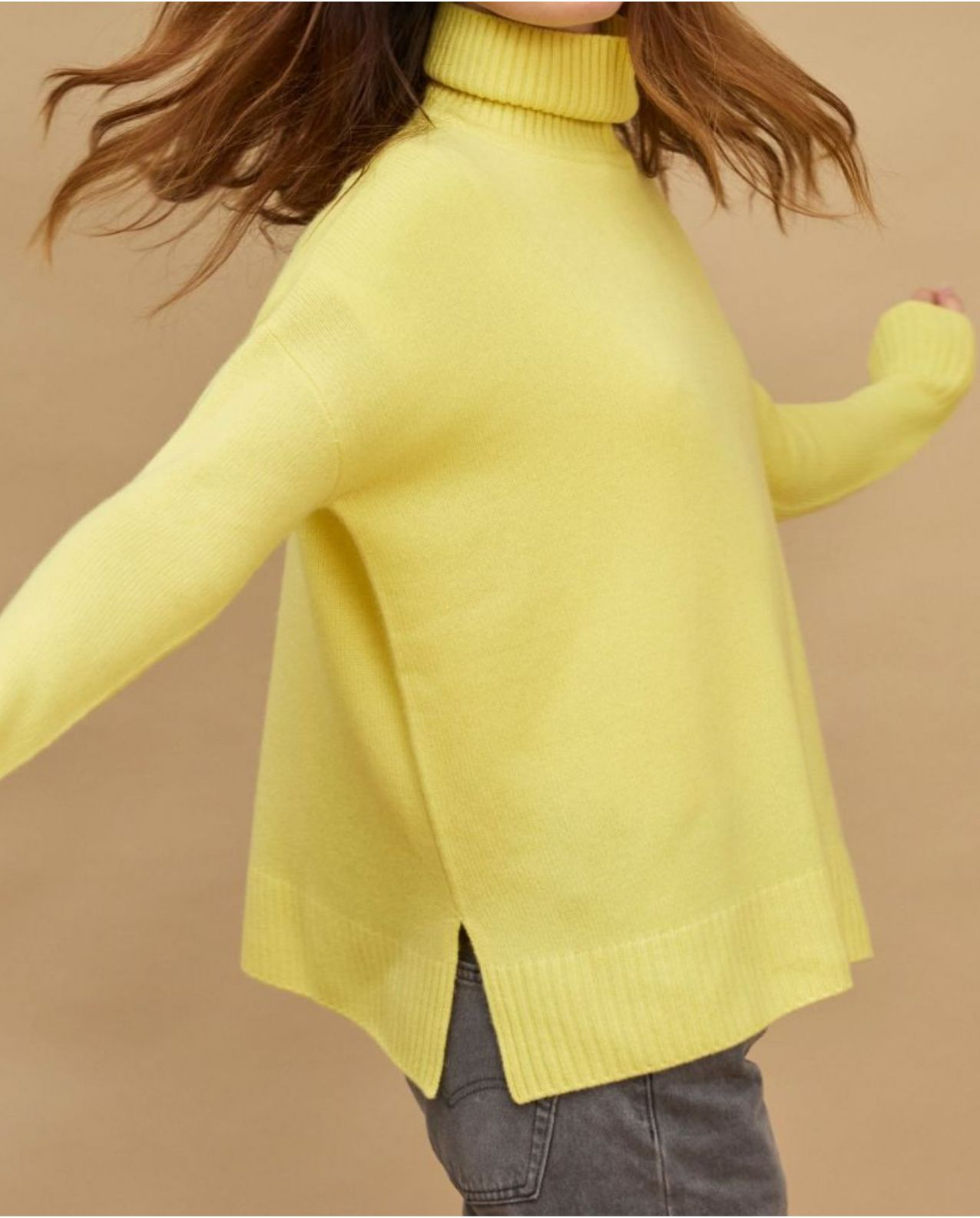 Pull col roulé ample jaune 100% cachemire