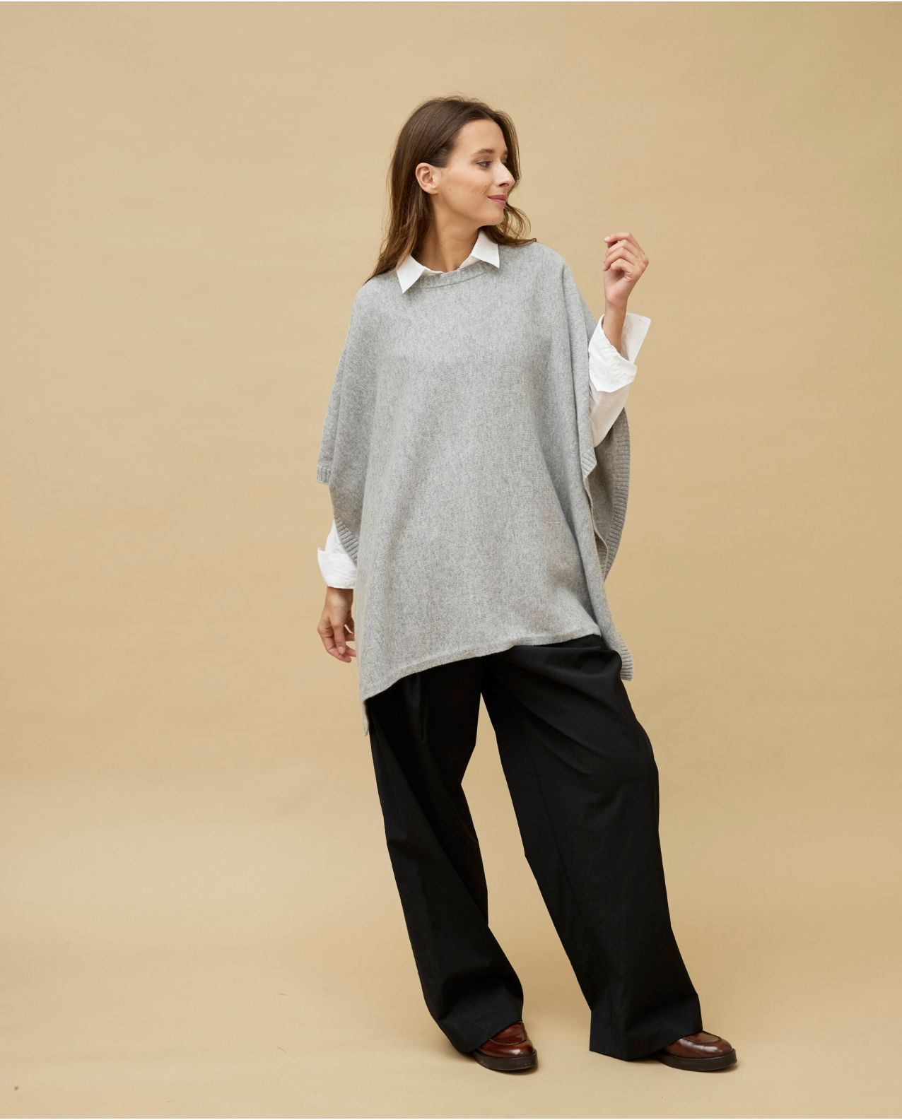 Poncho col rond gris clair 100% cachemire