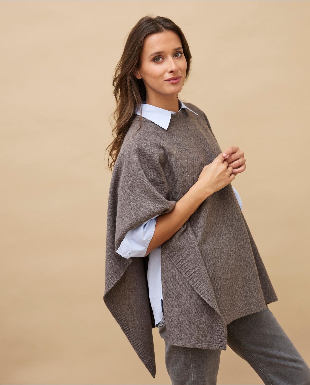 Poncho col rond taupe 100% cachemire