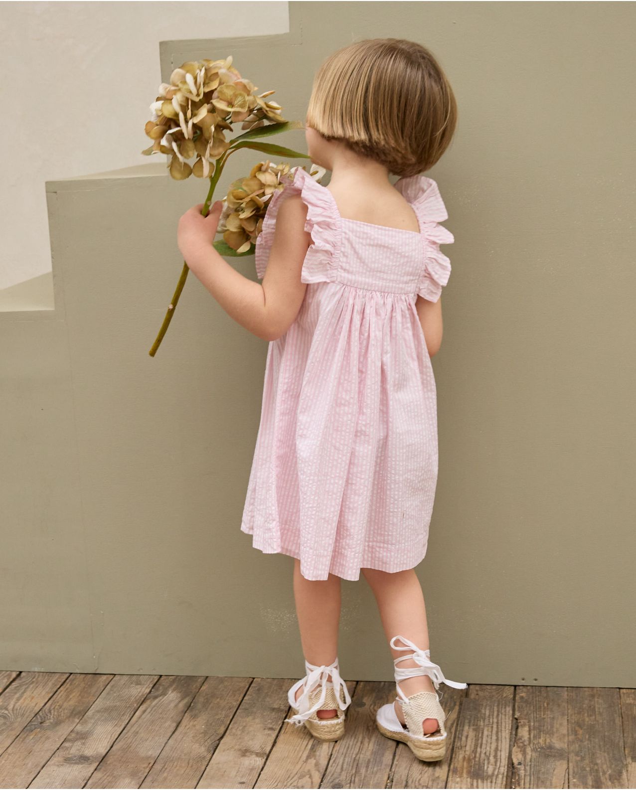 Robe smockée à volants seersucker rose